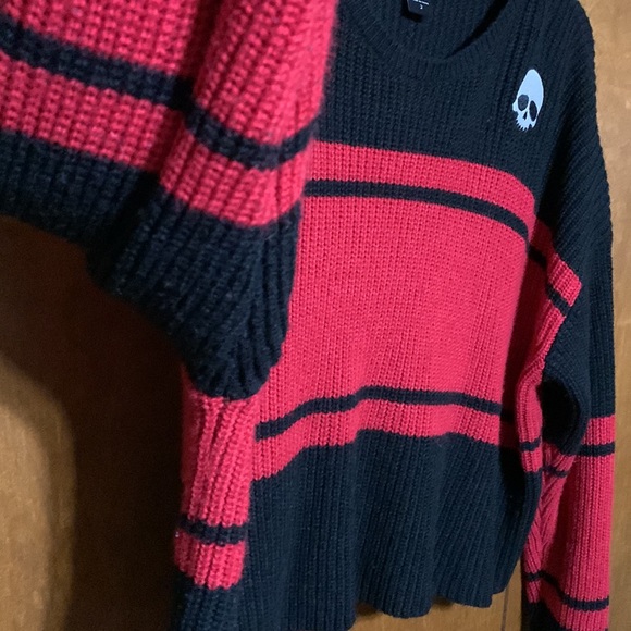 HOT TOPIC - CUTE BLACK & RED SWEATER WITH SKULL ๐ - Picture 4 of 9